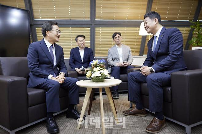 김동연 경기도지사가 지난 30일 김진경 경기도의회 의장을 만나 6월 정례회에서 추경 예산안과 미상정 안건 처리에 대한 협조를 요청하고 있다.(사진=경기도)