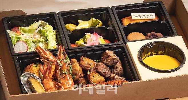 이랜드파크 켄싱턴호텔 여의도 시그니처 메뉴로 구성된 투고 세트 (사진=켄싱턴 호텔)