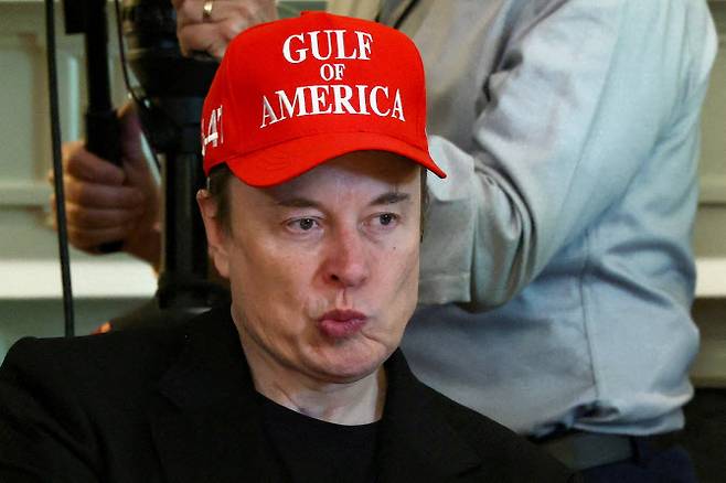일론 머스크 테슬라 최고경영자(CEO)는 ‘미국 만’이라는 글자가 적힌 모자를 쓰고, 미국 워싱턴 D.C.의 백악관에서 도널드 트럼프 미국 대통령이 주재한 내각 회의에 참석하고 있다.(사진=로이터)