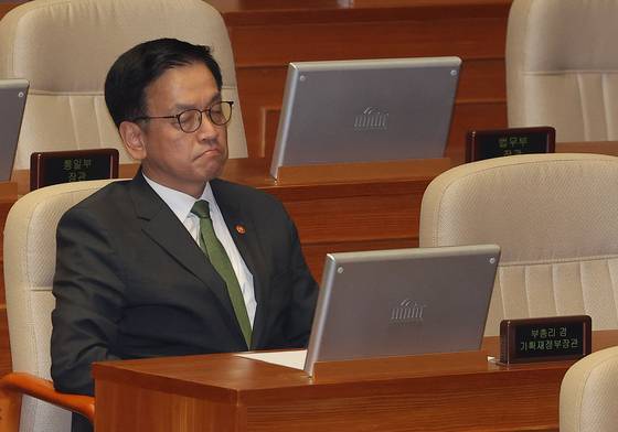 최상목 전 경제부총리 겸 기획재정부 장관이 1일 국회에서 열린 본회의에 참석한 모습. 〈사진=연합뉴스〉