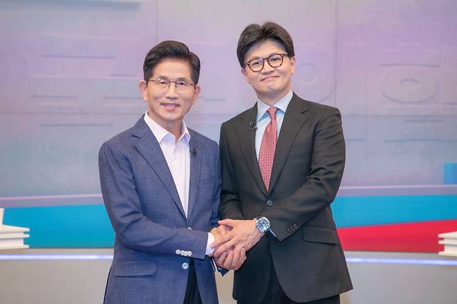 국민의힘 제21대 대통령선거 경선 결선투표에 진출한 김문수(왼쪽), 한동훈 후보가 30일 서울 중구 TV조선에서 TV토론에 앞서 포즈를 취하고 있다. 2025.4.30 [국회사진기자단 / 연합뉴스]