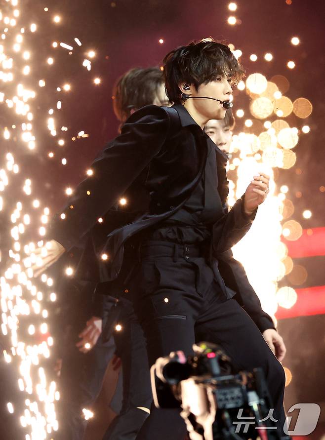 더보이즈 선우가 30일 서울 마포구 상암 월드컵경기장에서 열린 ‘서울스프링페스타 WONDER SHOW’에 출연해 강렬한 무대를 선보이고 있다. ⓒ News1 권현진 기자
