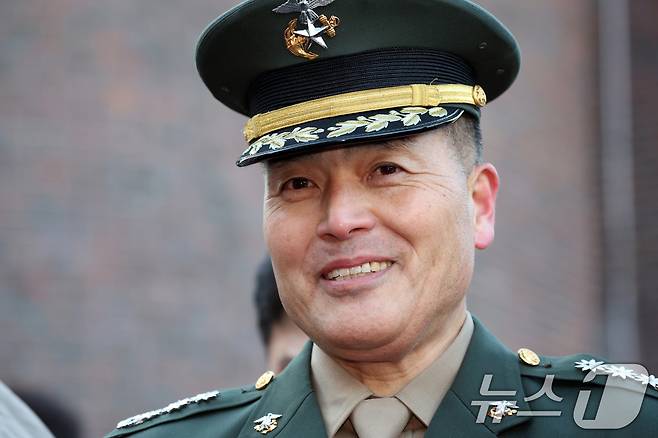 채 상병 순직 사건과 관련해 항명 및 상관명예훼손 혐의로 기소된 박정훈 전 해병대 수사단장(대령)이 9일 오전 서울 용산구 중앙지역군사법원에서 열린 1심 선고공판에 앞서 지지자와 대화를 하며 웃고 있다. 이날 재판부는 군 검찰이 박정훈 대령에게 적용했던 혐의 모두에 대해 무죄 판단을 내렸다. 2025.1.9/뉴스1 ⓒ News1 김명섭 기자