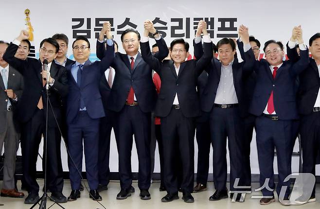 김문수 국민의힘 제21대 대통령 선거 경선 후보가 30일 오전 지지 선언을 위해 서울 여의도 캠프 사무실을 찾은 홍준표 전 대구시장 경선 캠프 소속 의원들과 손을 맞잡고 있다.(김문수 캠프 제공. 재판매 및 DB 금지) 2025.4.30/뉴스1