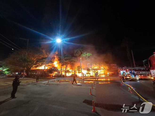 1일 오전 2시 52분쯤 강원 춘천시 신북읍의 한 식당에서 발생한 불이 1시간여 만에 잡힌 가운데, 이날 화재로 식당 종업원 1명이 부상을 입고, 소방 추산 9000만 원의 재산피해가 났다. (강원특별자치도소방본부 제공. 재판매 및 DB금지) 2025.5.1/뉴스1