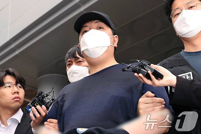 서울 강북구 미아동 마트에서 흉기를 휘둘러 1명을 살해하고 1명을 다치게 한 김성진(32·남)이 1일 오전 서울 강북경찰서에서 검찰로 구속 송치되고 있다. 김 씨는 지난달 22일 오후 6시 20분쯤 서울 강북구 지하철 4호선 미아역 인근 마트에서 흉기로 40대 여성 직원을 다치게 하고 60대 여성 손님을 숨지게 한 혐의를 받는다. 2025.5.1/뉴스1 ⓒ News1 민경석 기자