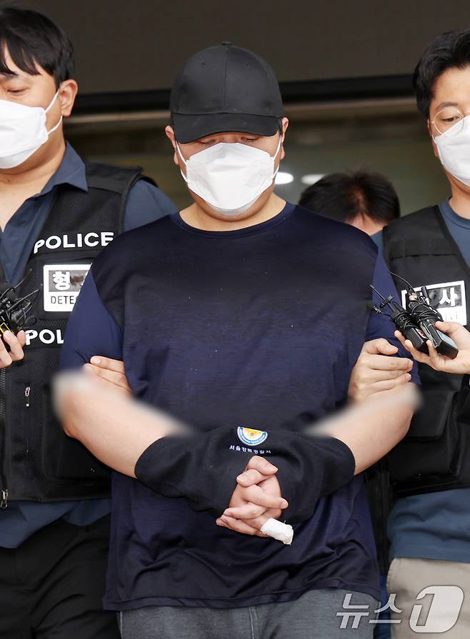 서울 강북구 미아동 마트에서 흉기를 휘둘러 1명을 살해하고 1명을 다치게 한 김성진(32·남)이 1일 오전 서울 강북경찰서에서 검찰로 구속 송치되고 있다. 2025.5.1/뉴스1 ⓒ News1 민경석 기자