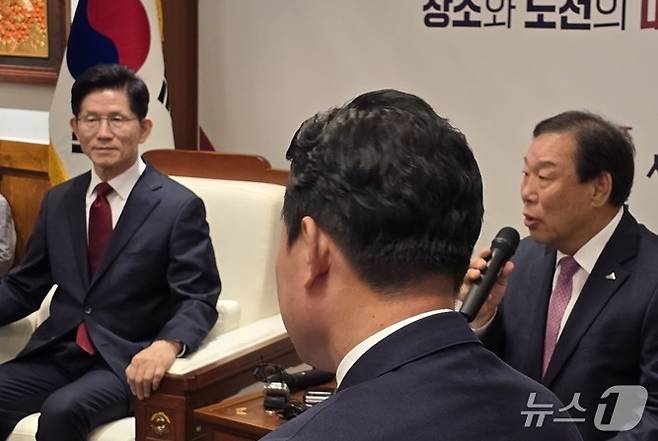 1일  최민호 세종시장(오른쪽)이 세종시청을 방문한 국민의힘 김문수 대선 경선후보를 소개하고 있다.