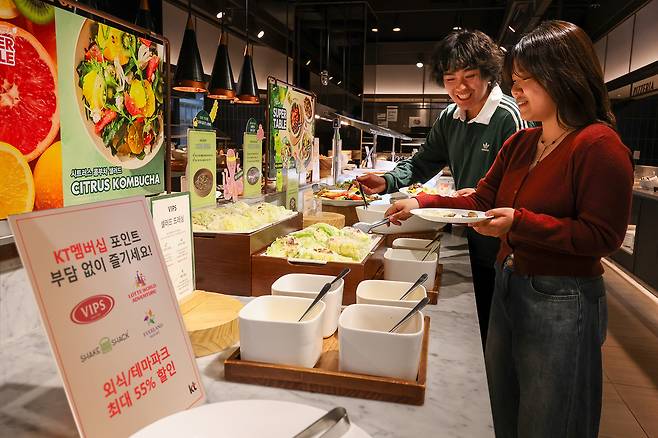 고객들이 서울시 중구에 위치한 빕스 매장에서 5월 멤버십 달달혜택을 이용하는 모습 (KT 제공)
