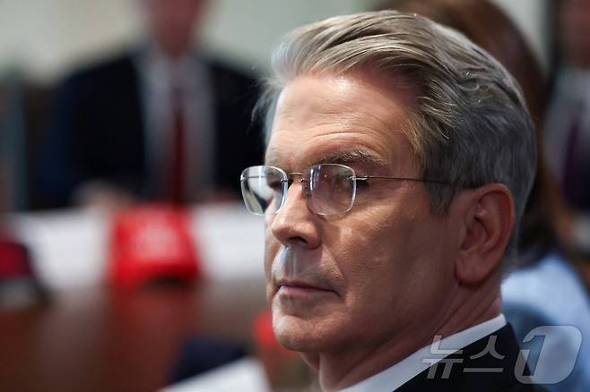 스콧 베선트 미국 재무장관이 30일(현지시간) 미국 워싱턴DC 백악관에서 열린 도널드 트럼프 대통령 주재 각료 회의에서 질문하는 기자 방향을 돌아보고 있다. ⓒ 로이터=뉴스1 ⓒ News1 류정민 특파원