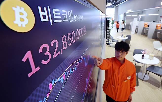 23일 서울 서초구 빗썸라운지 전광판에 비트코인 등 가상자산 시세가 표시되고 있다. 2025.4.23/뉴스1 ⓒ News1 김진환 기자