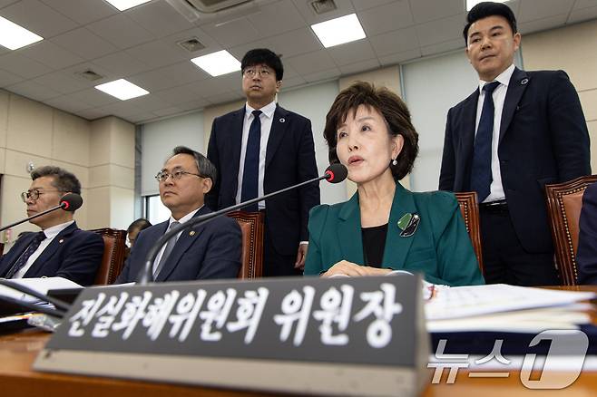 박선영 진실화해를위한과거사정리위원회 위원장이 24일 오후 서울 여의도 국회에서 열린 행정안전위원회 전체회의에 참석했다. 2025.4.24/뉴스1 ⓒ News1 이재명 기자