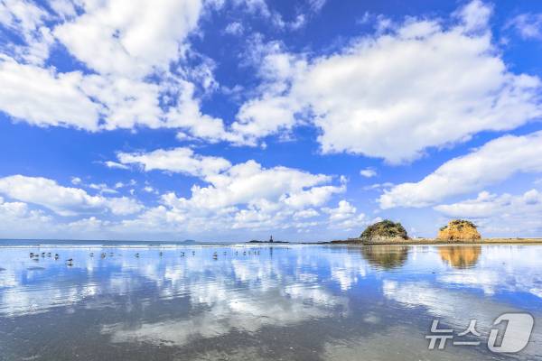 (내포=뉴스1) 이동원 기자 = 충남도는 2025∼2026 충남 방문의 해를 맞아 특정 시군을 홍보하는 ‘이달의 충남’ 콘텐츠를 운영 중인 태안을 5월의 관광지로 태안을 선정했다.. 사진은  할미할아비바위. (충남도 제공. 재판매 및 DB 금지) 2025.5.1/뉴스1
