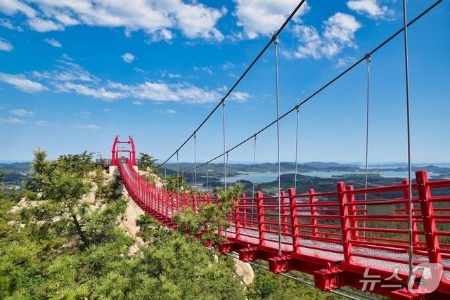 충남도는 2025∼2026 충남 방문의 해를 맞아 특정 시군을 홍보하는 ‘이달의 충남’ 콘텐츠를 운영 중인 태안을 5월의 관광지로 태안을 선정했다. 사진은 백화산 구름다리. (충남도 제공. 재판매 및 DB 금지) 2025.5.1/뉴스1