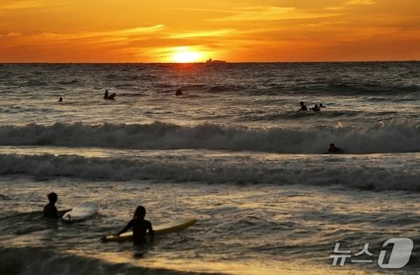 충남도는 2025∼2026 충남 방문의 해를 맞아 특정 시군을 홍보하는 ‘이달의 충남’ 콘텐츠를 운영 중인 태안을 5월의 관광지로 태안을 선정했다. 사진은 만리포해수욕장. (충남도 제공. 재판매 및 DB 금지) 2025.5.1/뉴스1