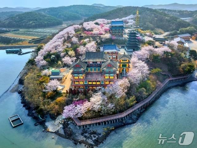 충남도는 2025∼2026 충남 방문의 해를 맞아 특정 시군을 홍보하는 ‘이달의 충남’ 콘텐츠를 운영 중인 태안을 5월의 관광지로 태안을 선정했다. 사진은 안면암. (충남도 제공. 재판매 및 DB 금지) 2025.5.1/뉴스1