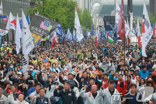민주노총 조합원들이 1일 오후 서울 숭례문 앞에서 가진 2025 세계 노동절 대회에서 구호를 외치고 있다.2025.5.1/뉴스1 ⓒ News1 김진환 기자