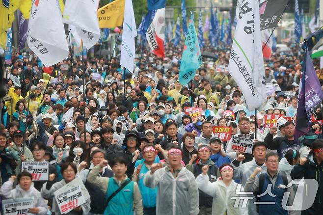 민주노총 조합원들이 1일 오후 서울 숭례문 앞에서 가진 2025 세계 노동절 대회에서 구호를 외치고 있다.2025.5.1/뉴스1 ⓒ News1 김진환 기자