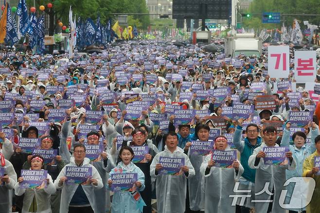 민주노총 조합원들이 1일 오후 서울 종로구 숭례문 인근에서 가진 2025 세계 노동절 대회에서 구호를 외치고 있다. 2025.5.1/뉴스1 ⓒ News1 김진환 기자