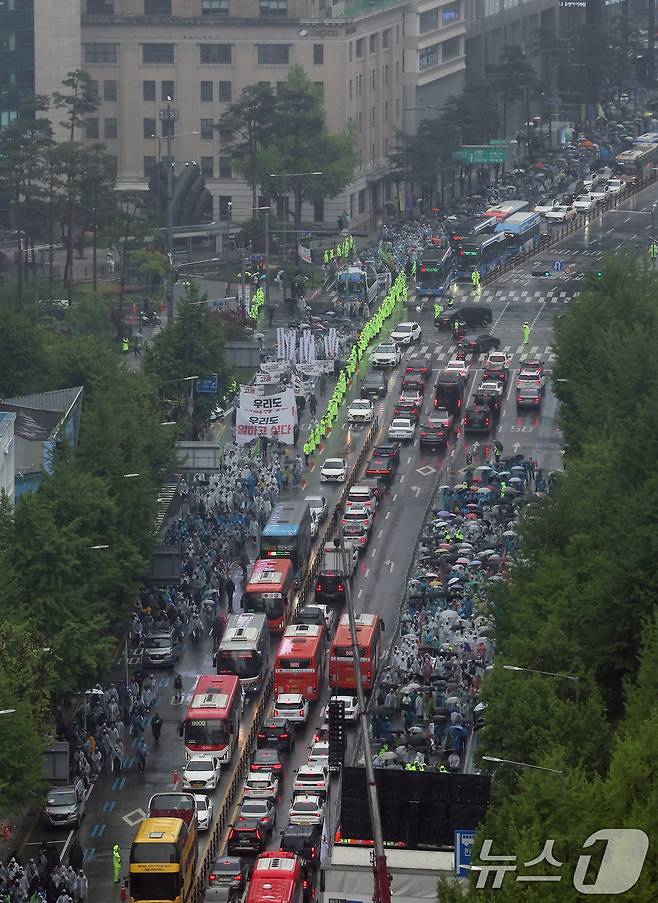 민주노총 건설산업연맹 전국건설노동조합 노조원들이 근로자의 날인 1일 오후 서울 중구 숭례문을 출발해 종로1가 방향으로 행진하고 있다. 건설노조는 건설노동자에 대한 고용 안정 대책 마련을 촉구하며 노동절 대행진을 진행했다. 2025.5.1/뉴스1 ⓒ News1 박정호 기자