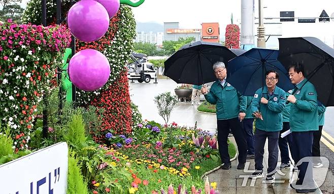 배낙호 경북 김천시장이 1일 제63회 경북도민체육대회 막바지 준비상황 점검을 하고 있다. 경북도민체육대회는 오는 5월 9일에서 12일까지 4일간 김천종합운동장 및 종목별 경기장에서 개최된다. /뉴스1 2025.5.1/뉴스1 ⓒ News1 정우용 기자