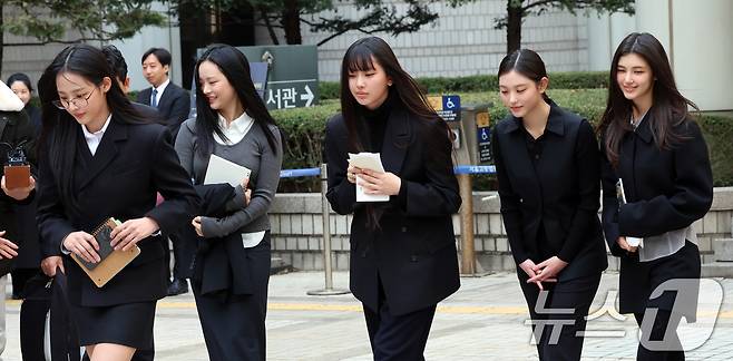 그룹 뉴진스(왼쪽부터 민지, 하니, 혜인, 해린, 다니엘)가 지난 3월 7일 서울 서초구 서울중앙지방법원에서 어도어 측이 멤버들을 상대로 제기한 ‘기획사 지위보전 및 광고계약 체결 등 금지’ 가처분 첫 심문기일을 마친 후 법원을 나서고 있다. 2025.3.7/뉴스1 ⓒ News1 황기선 기자