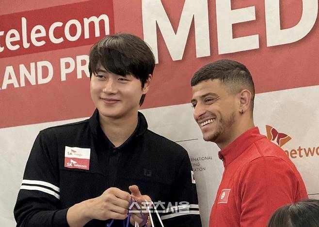 오상욱과 튀니지의 페르자니가 30일 서울 송파구 올림픽파크텔에서 열린 2025 서울 SK텔레콤 국제그랑프리 미디어디에서 악수하고 있다. 정다워 기자