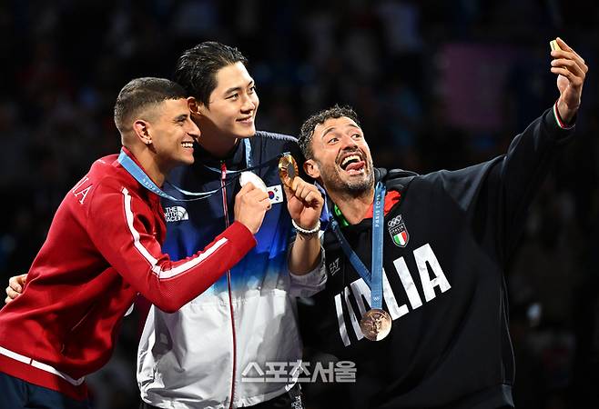 펜싱 국가대표 오상욱(가운데)이 28일(한국 시간) 프랑스 파리 그랑팔레에서 열린 파리올림픽 펜싱 남자 사브르 개인전 결승에서 금메달을 딴 뒤 은메달의 페르야니(튀니지, 왼쪽), 동메달의 샤멜레(이탈리아)와 함께 셀카를 찍고 있다. 2024. 7. 28 파리 | 박진업 기자 upandup@sportsseoul.com