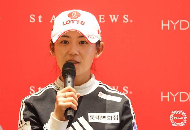 황유민이 1일 레이크우드CC에서 열린 크리스에프앤씨 제47회 KLPGA 챔피언십 1라운드를 단독선두로 마친 소감을 밝히고 있다. 사진 | KLPGA