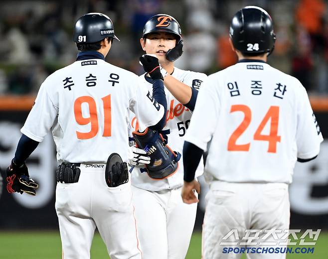 30일 대전한화생명볼파크에서 열린 LG와 한화의 경기, 8회말 2사 3루 한화 허인서가 1타점 2루타를 치고 대주자 임종찬과 교체되고 있다. 대전=허상욱 기자wook@sportschosun.com/2025.04.30/