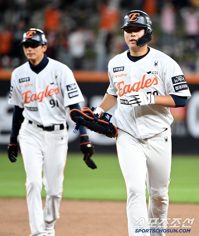 30일 대전한화생명볼파크에서 열린 LG와 한화의 경기, 8회말 2사 3루 한화 허인서가 1타점 2루타를 치고 대주자 임종찬과 교체되고 있다. 대전=허상욱 기자wook@sportschosun.com/2025.04.30/