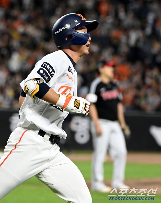 타구에 쏠린 황영묵과 김진성의 시선