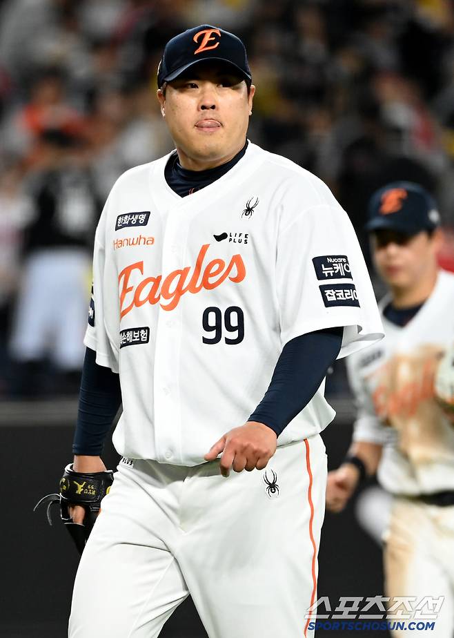 30일 대전한화생명볼파크에서 열린 LG와 한화의 경기, 4회초 투구를 무실점으로 마친 한화 류현진이 더그아웃으로 향하고 있다. 대전=허상욱 기자wook@sportschosun.comm/2025.04.30/