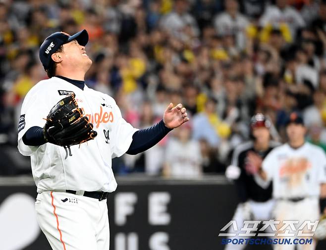 30일 대전한화생명볼파크에서 열린 LG와 한화의 경기, 7회초 1사 만루 한화 류현진이 LG 박해민의 타구를 잡아 홈 포스아웃을 잡아낸 뒤 글러브에 한번에 포구하지 못한 점을 아쉬워하고 있다. 대전=허상욱 기자wook@sportschosun.com/2025.04.30/