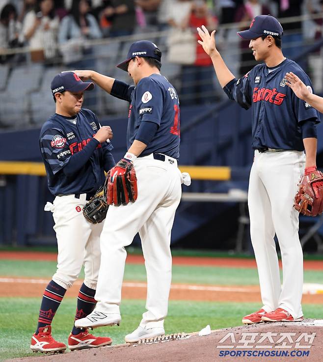 잘 치고 잘 뛰고 실책 업는 수비까지 이날 프로 2년 차 이호준은 인생 경기를 했다.