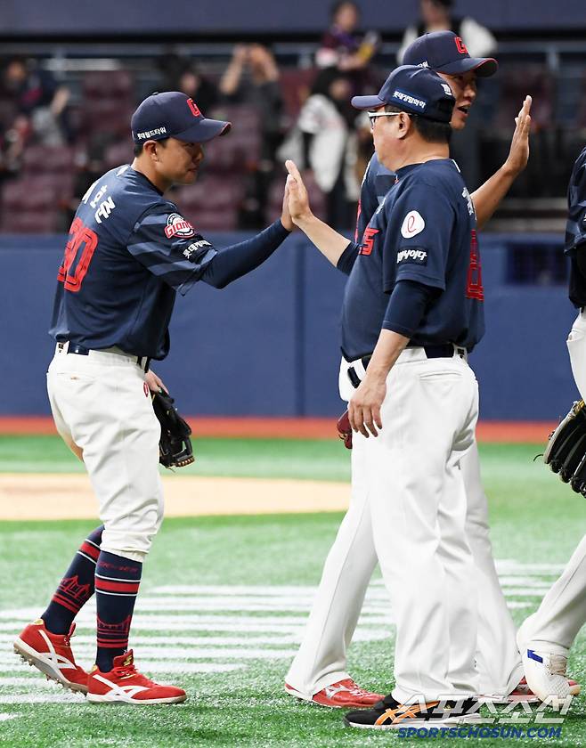 이호준을 기용한 김태형 감독의 선택은 신의 한 수였다.