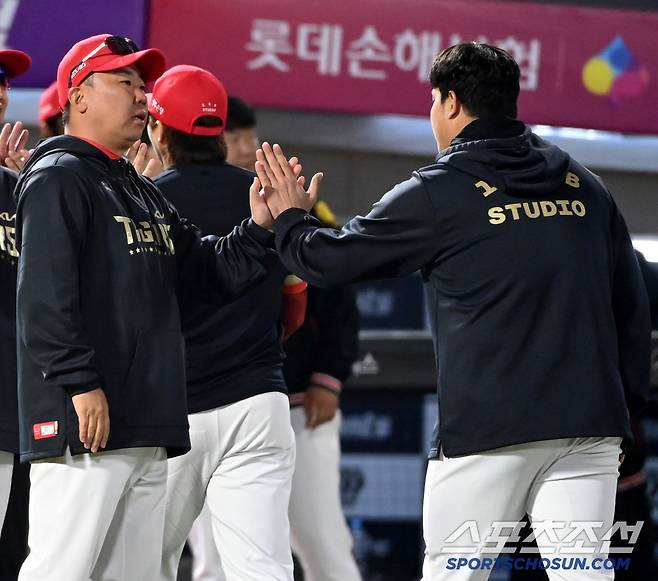 8일 부산 사직야구장에서 열린 KIA와 롯데의 경기, KIA가 5대4로 승리했다. 이범호 감독과 조상우가 승리의 기쁨을 나누고 있다. 부산=허상욱 기자wook@sportschosun.com/2025.04.08/