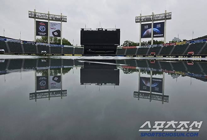 5월 1일 잠실구장에서 열리는 KBO리그 두산과 KT의 경기. 경기 전 많은 비가 내리고 있는 잠실야구장. 잠실=송정헌 기자songs@sportschosun.com/2025.05.01/