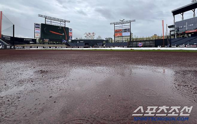 1일 대전한화생명볼파크에서 LG와 한화의 경기가 예정되어 있는 가운데 그라운드에 비가 내리고 있다. 대전=허상욱 기자wook@sportschosun.com/2025.05.01/