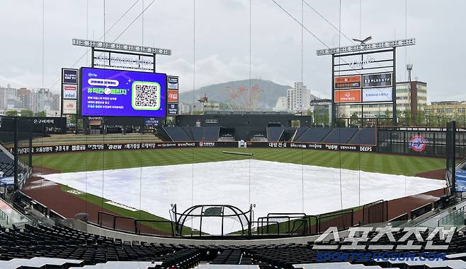 1일 대전한화생명볼파크에서 LG와 한화의 경기가 예정되어 있는 가운데 그라운드에 비가 내리고 있다. 대전=허상욱 기자wook@sportschosun.com/2025.05.01/