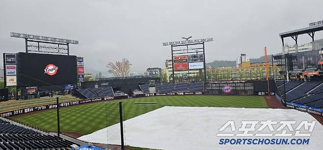 비가 내리고 있는 5월 1일 대전 한화생명볼파크의 모습. 대전=권인하 기자