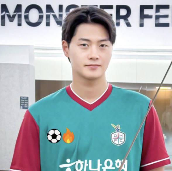 K리그1 대전 하나 시티즌 유니폼을 입고 형 오상민 대표가 운영하는 대전 몬스터펜싱클럽에서 포즈를 취한 오상욱. 사진출처=오상욱 SNS