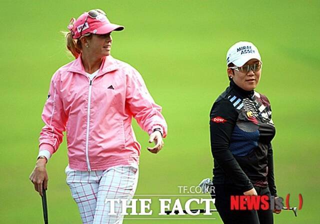 신지애(오른쪽)가 폴라 크리머와 2012년 스윙잉스커츠 스킨스게임에서 함께 플레이하는 모습. 둘은 2012년 LPGA투어 킹스밀챔피언십 연장에서 격돌, 1박2일 동안 9홀의 혈투 끝에 신지애가 극적으로 우승했다./뉴시스