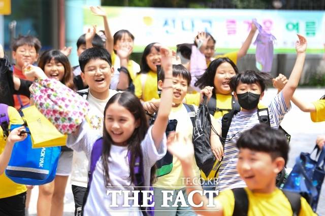 전국교직원노동조합(전교조)가 1일 발표한 '2025 어린이 생활과 생각 설문조사' 결과 6학년의 30%는 모든 일정을 마친 뒤 오후 8시 이후에야 귀가한다고 응답했다. 사진은 서울의 한 초등학교./장윤석 기자