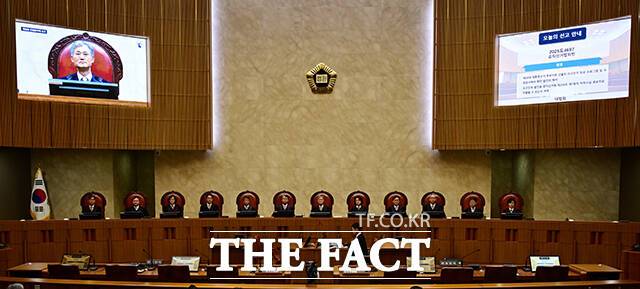 조희대 대법원장을 비롯한 대법관들이 재판을 준비하는 모습.