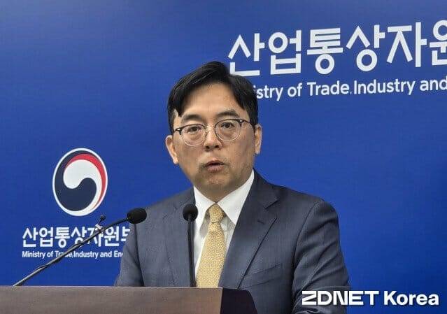 박정성 산업통상자원부 무역투자실장이 1일 2025년 4월 수출입 실적을 발표하고 있다.