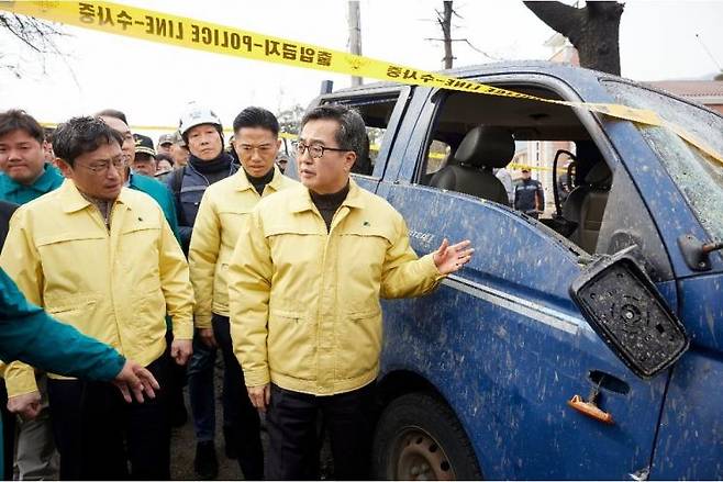 김동연 경기도지사가 지난 3월 포천시 전투기 오폭사고 현장을 찾아 관계자 등과 이야기를 나누고 있다. 경기도 제공