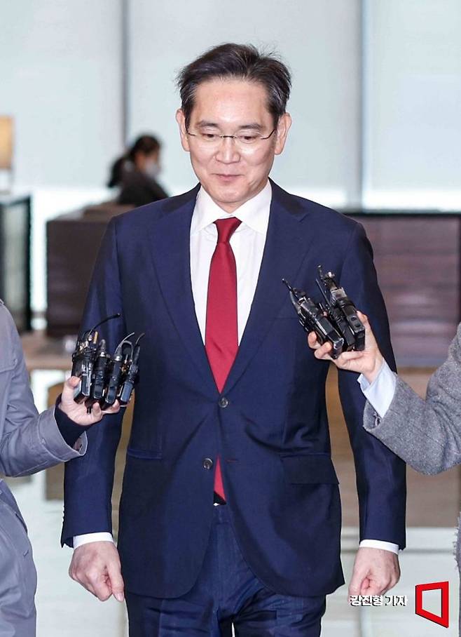 시진핑 중국 국가주석을 만난 이재용 삼성전자 회장이 지난 3월28일 서울 강서구 김포공항 비즈니스항공센터를 통해 귀국 하고 있다. 2025.3.28. 강진형 기자