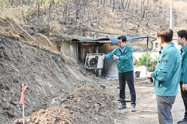 김광열 영덕군수가 산불 2차 피해 취약지역에 대한 긴급 현장점검에 나서고 있다. 영덕군 제공