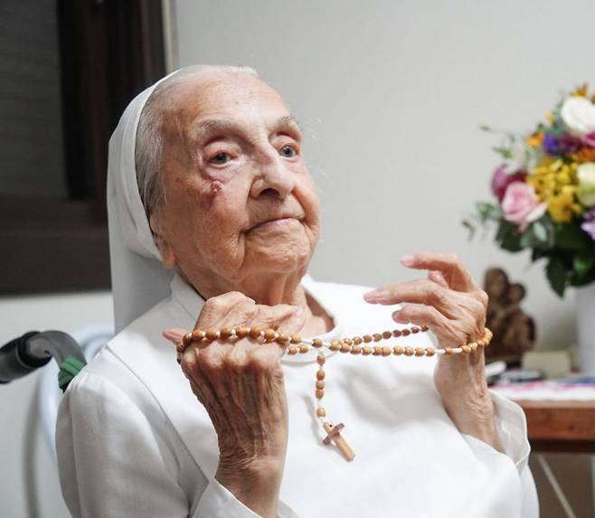 116세 일기로 별세한 이나 카나바로 루카스 브라질 수녀. 론제비퀘스트 캡처